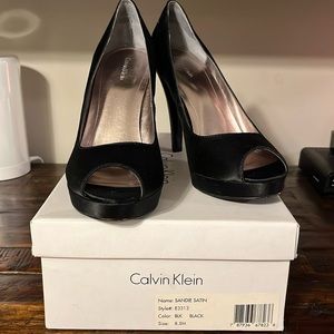 Calvin Klein Sandie Satin platform pump